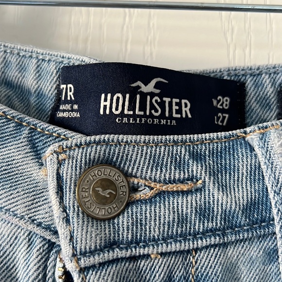 Hollister Ultra High-Rise Mom Jeans - Picture 3 of 4